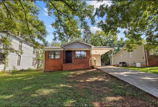 Building Photo - Newly Renovated 3 Bedroom 1 Bath