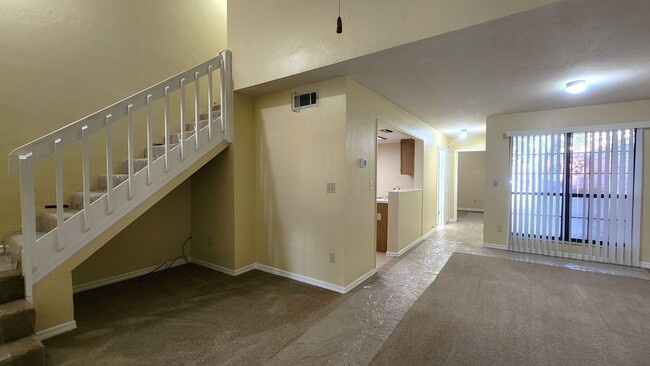 Building Photo - For rent Townhome 2 bed, 2 baths plus study