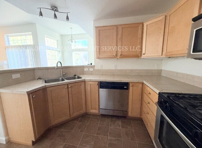 Building Photo - Charming 2-Bed, 2-Bath Townhouse in Tigard - Perfect Blend of Comfort and Convenience!