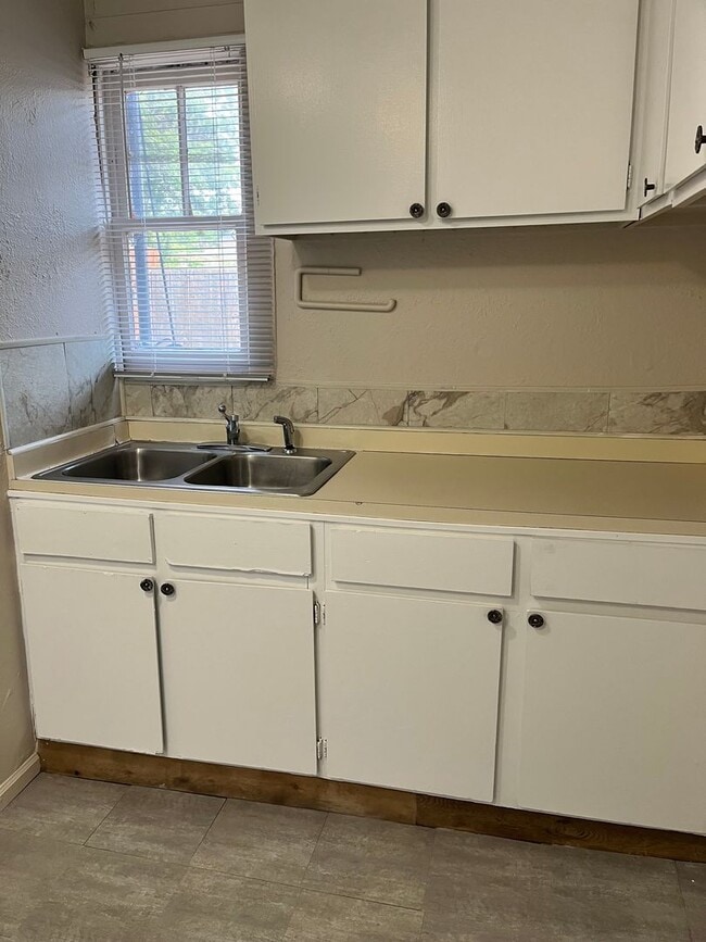 Building Photo - Charming 2-Bedroom Home Near the Heart of ...