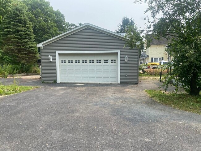 Building Photo - Beautiful 4 bedroom 1.5 bath located in th...