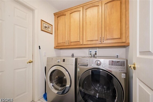 Building Photo - 5507 SW 14th Pl