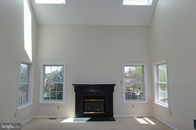Building Photo - 1631 W Thistle Dr