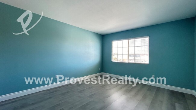 Building Photo - 5 Bedroom, 3.5 Bathroom Victorville Home w...