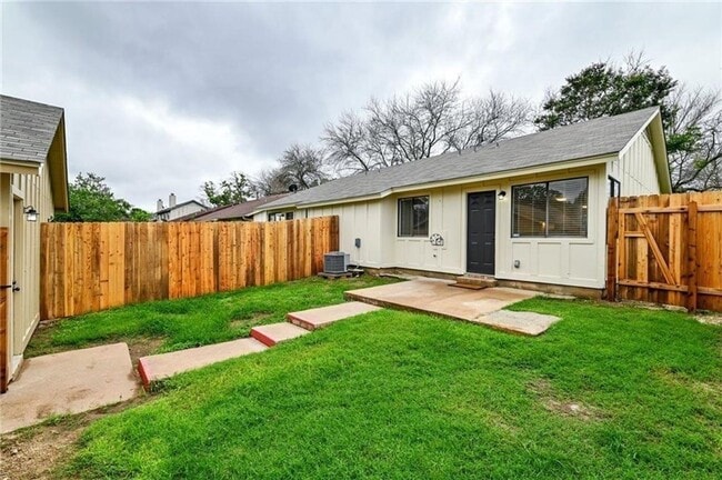 Building Photo - 2-Bedroom Duplex with Garage