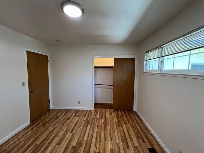 Building Photo - Clean, Private 2BD/1BA Duplex with Garage ...