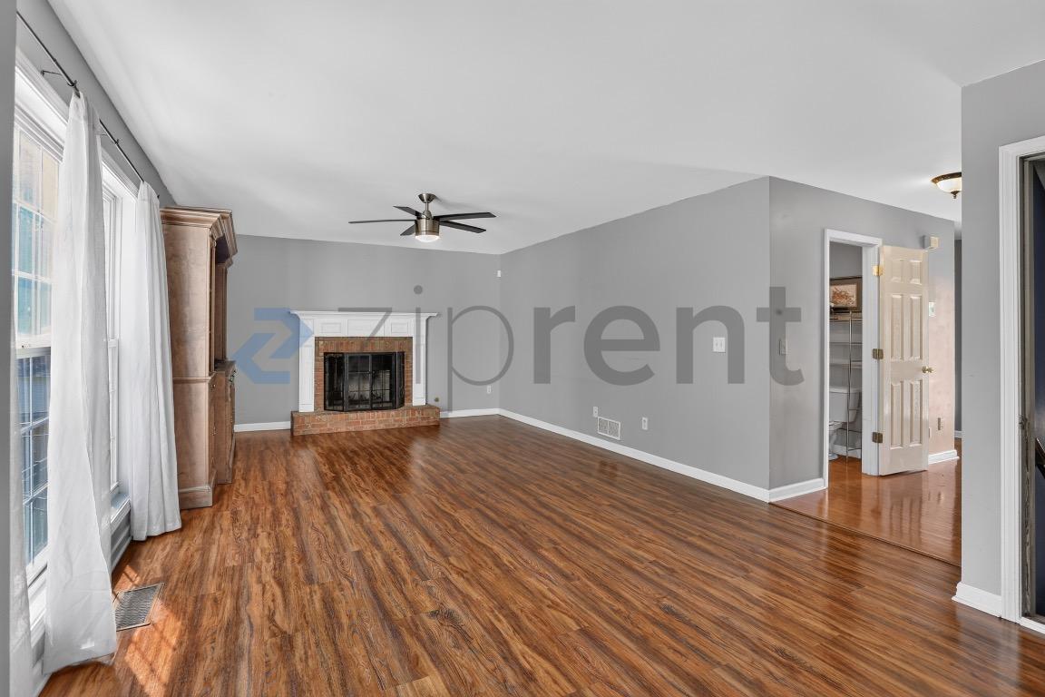 Building Photo - Unit