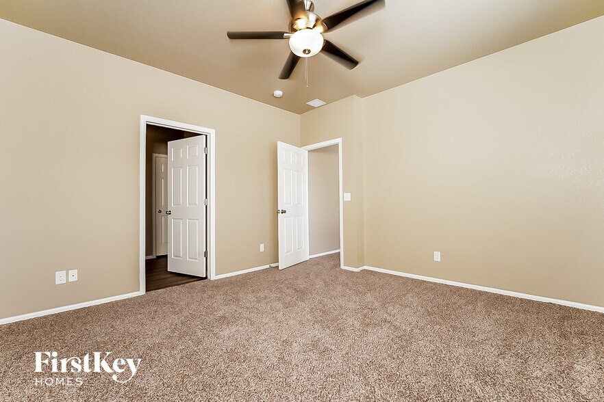 Building Photo - 6464 N Ensenada Ct