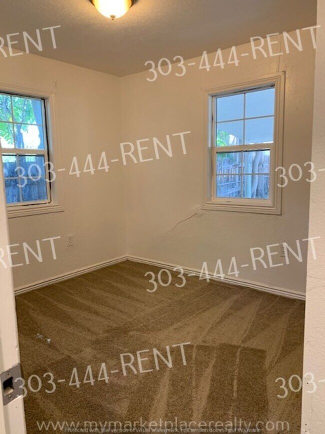Building Photo - 3 bedroom & 1 bathroom beautiful home! Rea...