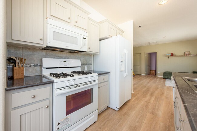 Building Photo - Cozy Upgraded Home w/ Panoramic Mountain V...