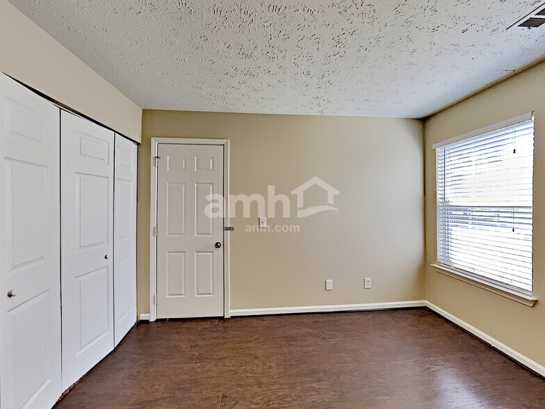 Building Photo - 450 Crested View Dr