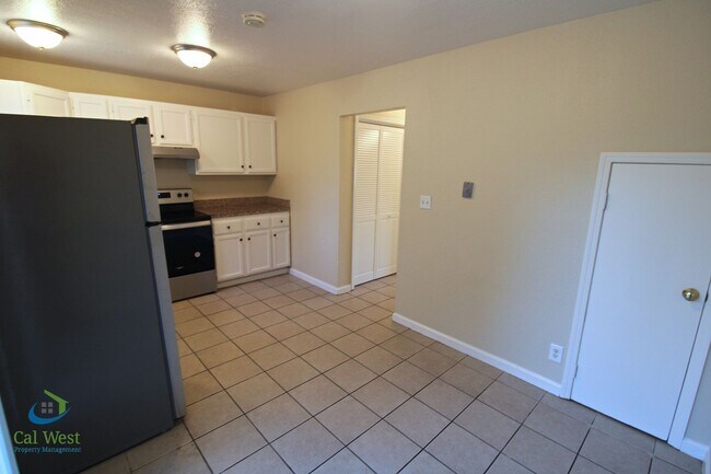 Building Photo - $3,095 2 Bedroom 1.5 Bath Bi-Level Town home