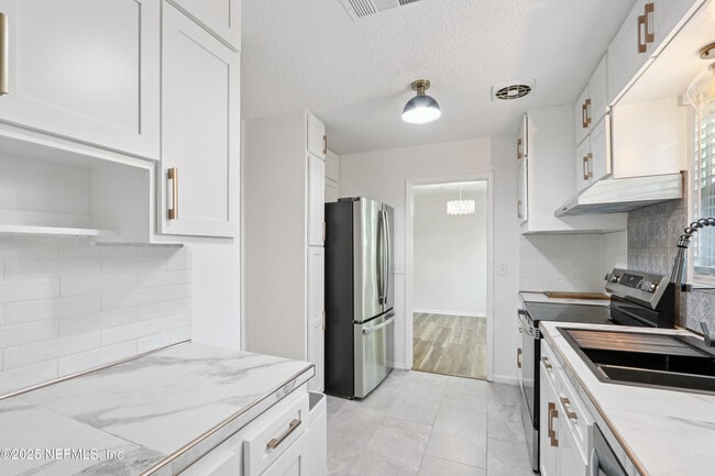 Building Photo - 409 Sailfish Dr E