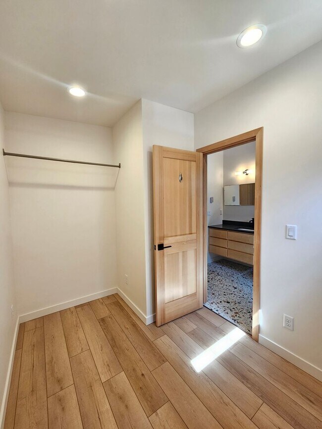 Building Photo - 825 S Montavilla Dr