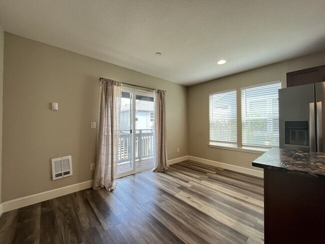 Building Photo - Incredible SE Hazelwood 2 Bedroom + 1 Bathroom Condo w/ included Garage and Washer & Dryer!!