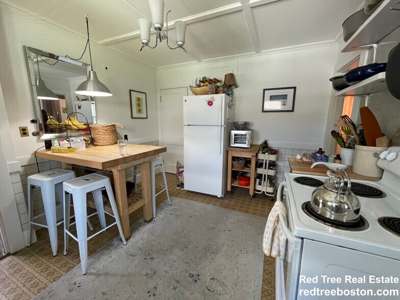 Building Photo - 62 Newport St