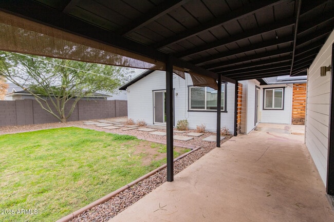 Building Photo - 803 E Palmaire Ave
