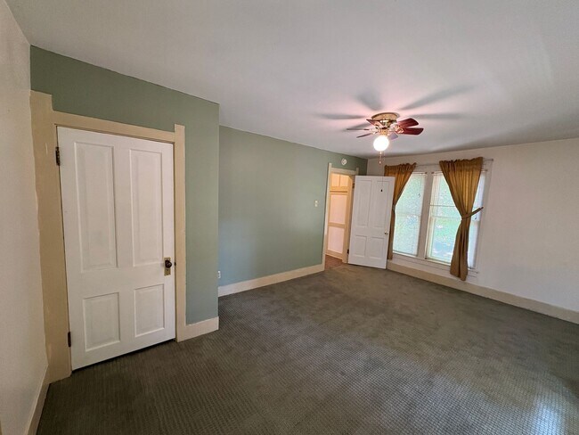 Building Photo - 4 bedroom 2 bathroom Historic Home Downtown Manhattan KS