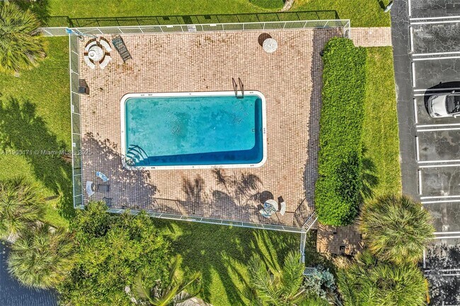 Building Photo - 101 SE 6th Ave