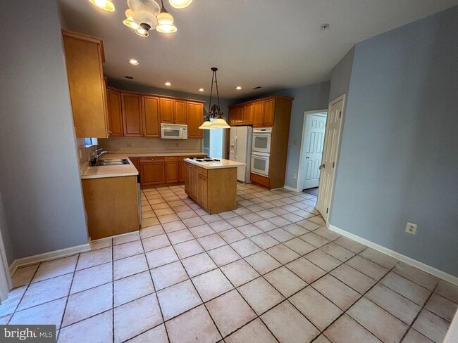 Building Photo - 721 Deer Creek Dr
