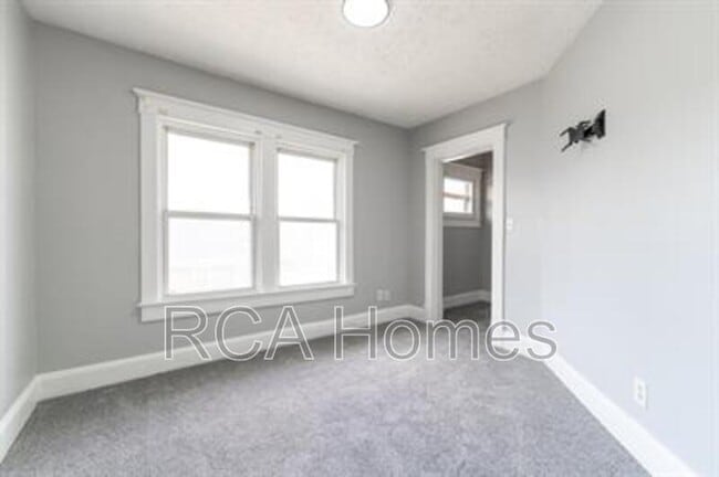 Building Photo - 1037 N Parker Ave