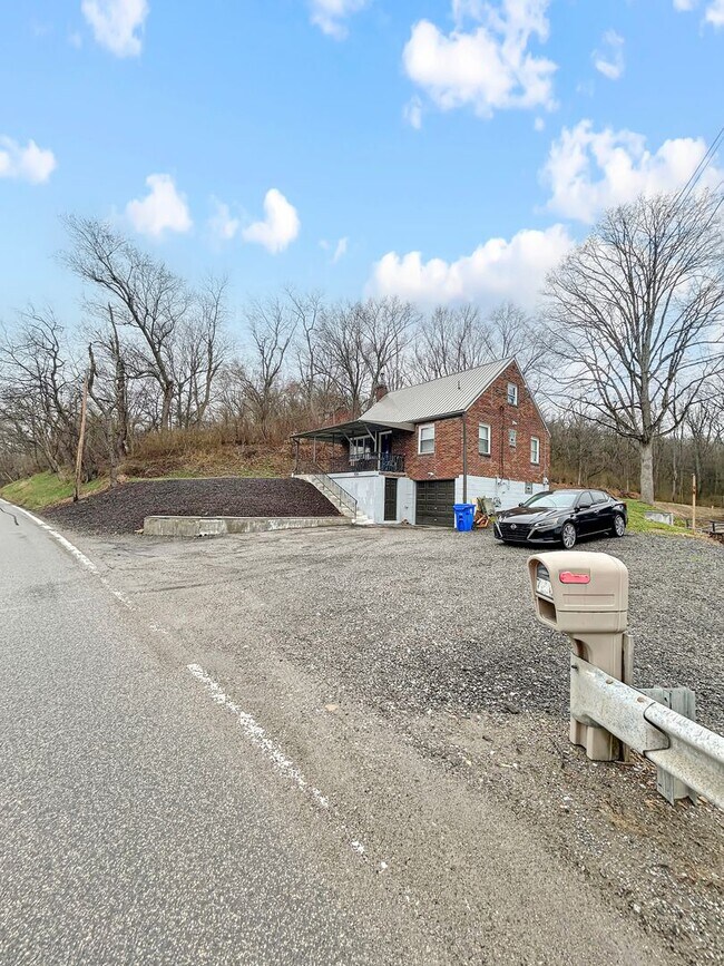 Building Photo - Charming 2-bedroom, 1-bath home in Oakdale, PA!