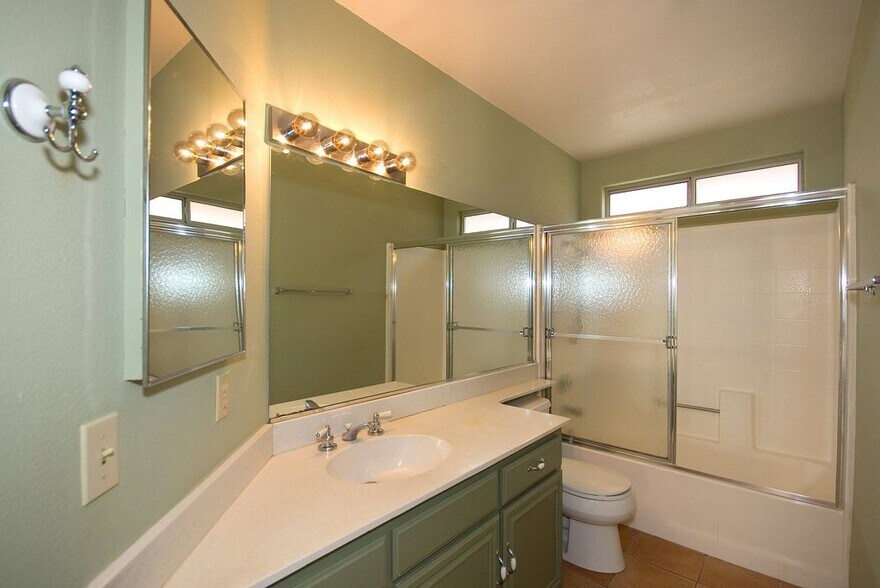 Building Photo - 18316 1/2 Keswick St