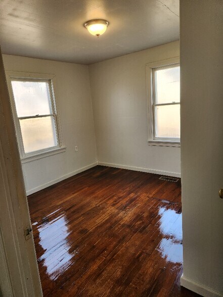 Building Photo - 300 Nipper St