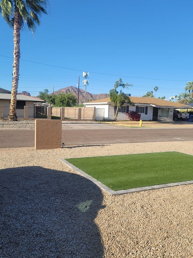 Building Photo - 4819 E Cambridge Ave