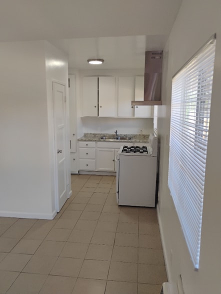 Building Photo - 14129 Vanowen St