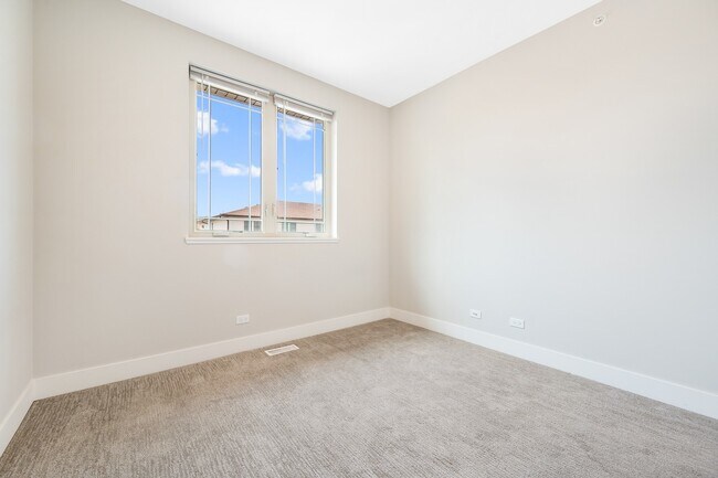 Building Photo - 39 Forest Ave