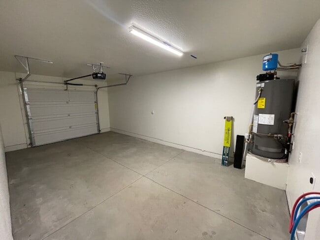 Building Photo - ***3 BEDROOM/2.5 BATHROOM IN PRESCOTT VALLEY***