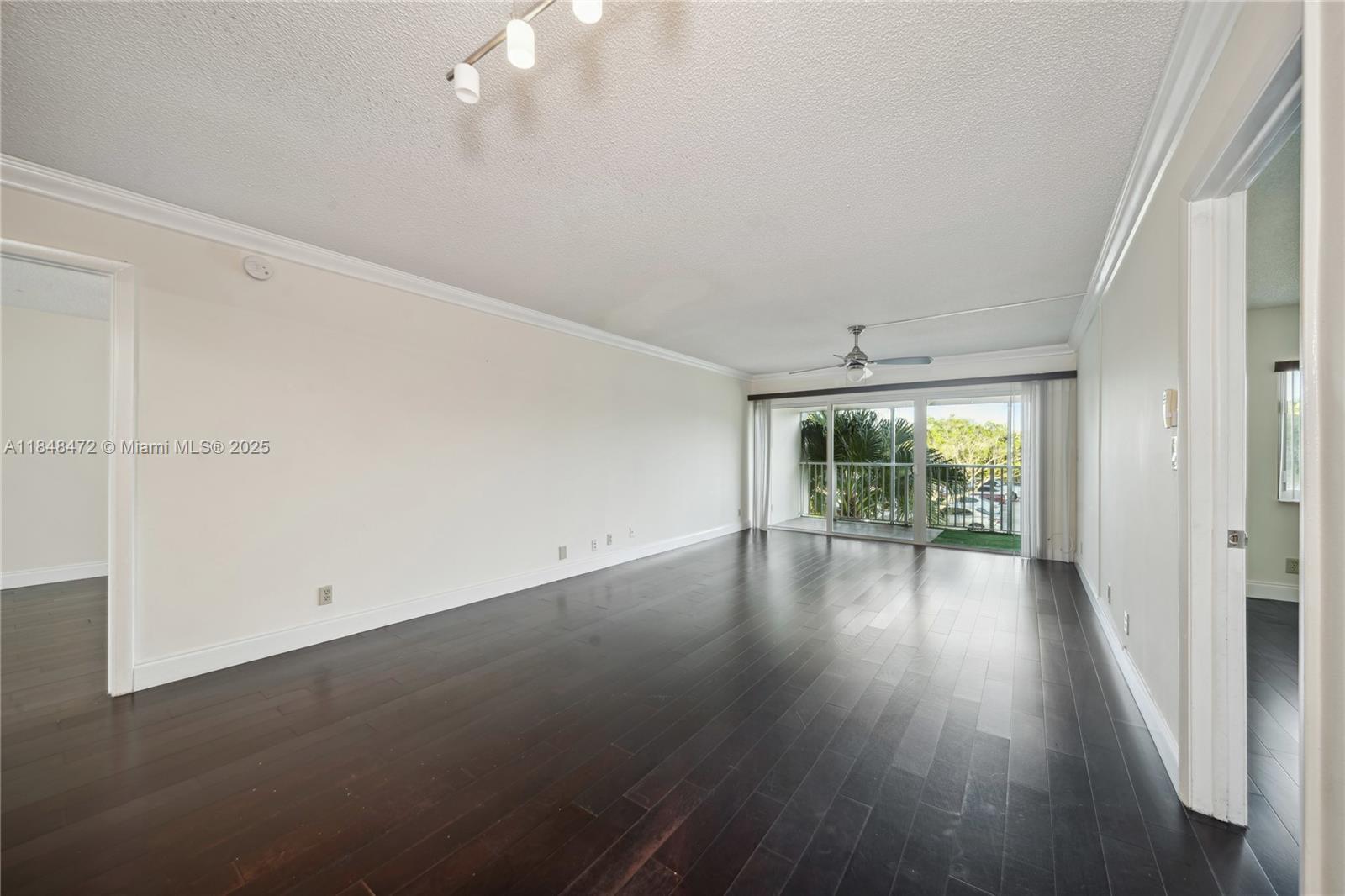 Building Photo - 100 Lakeview Dr