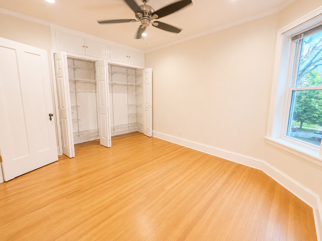 Building Photo - 2044 W Farragut Ave