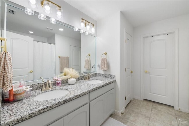 Building Photo - 18-25th 1/2 S 25 1/2