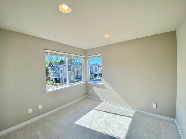 Building Photo - Beautiful Modern Townhome in Everett