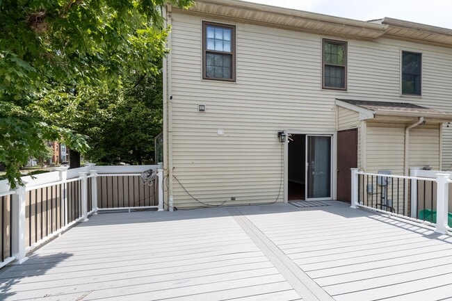 Building Photo - 2 bed 2.5 bath