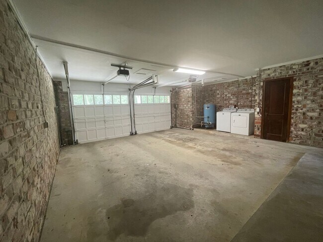 Building Photo - Stunning 3-Bedroom Home with Attached Private Suite – Fully Updated & Move-In Ready