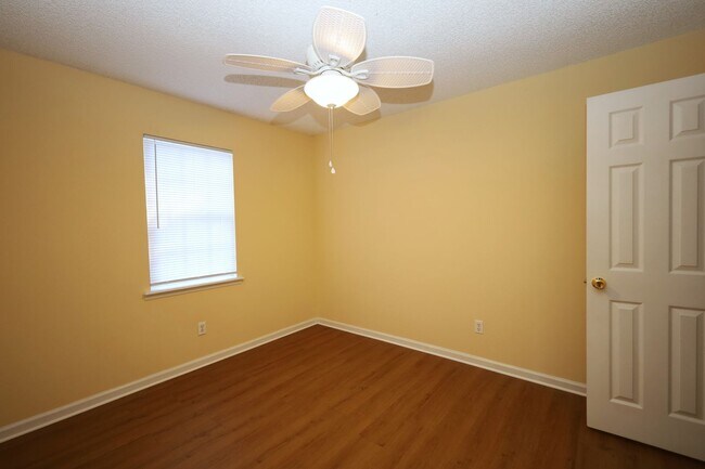 Building Photo - 1727 Largo Cir