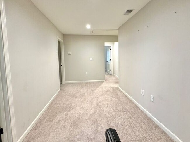 Building Photo - Available Now! Large 5BR 4 bath Executive Home in a great neighborhood!