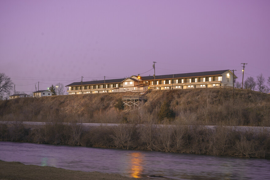 Primary Photo - Spring River Commons