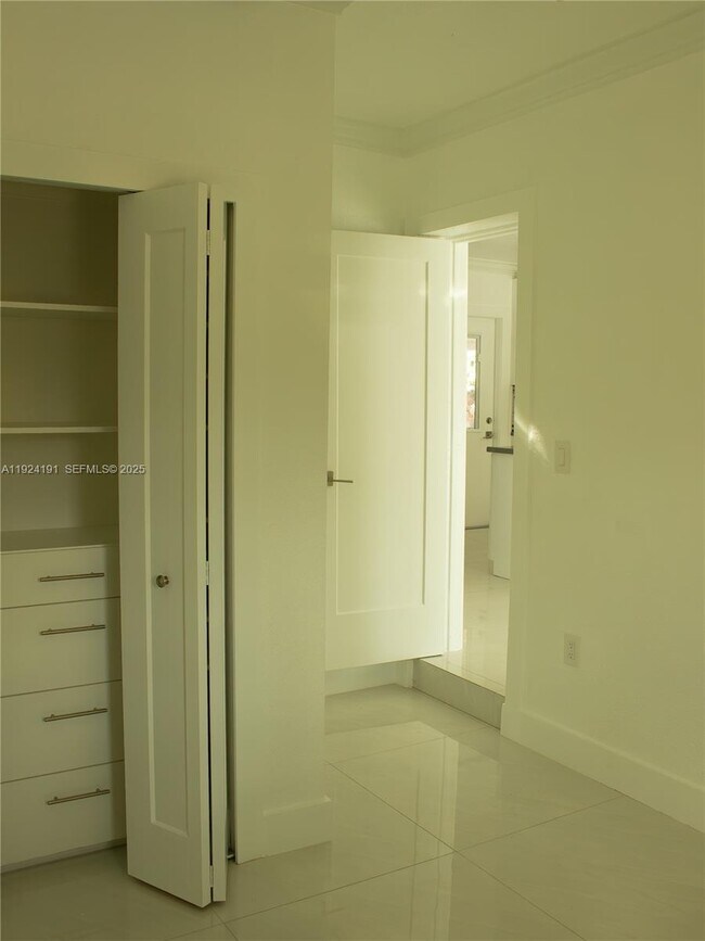 Building Photo - 1211 W 34th St