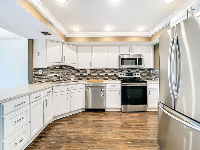 Building Photo - 7400 Sun Island Dr S