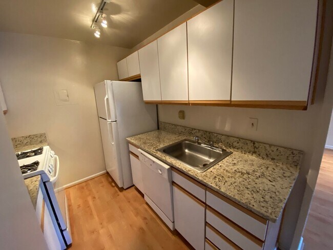 Building Photo - Centrally Located Dupont Circle at the Imperial House 1 Bed in the heart of it all! Utilities inc...