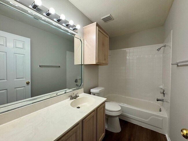 Building Photo - 1508 Highland Dr