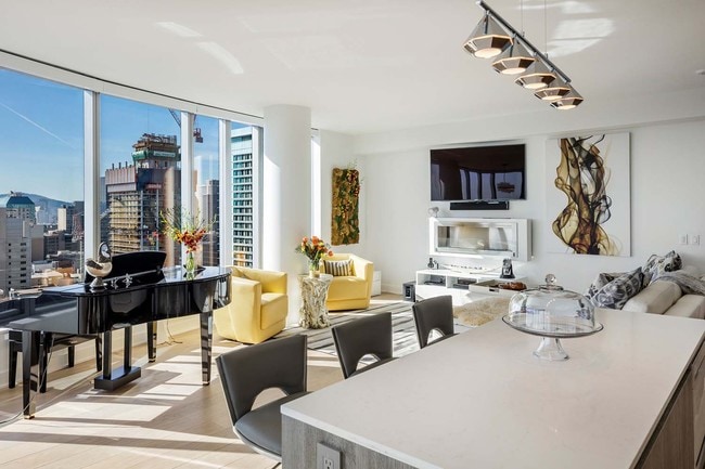 Building Photo - Stunning LUMINA Condo with Bay Views