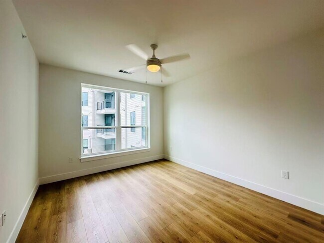 Building Photo - 1701 Simond Ave