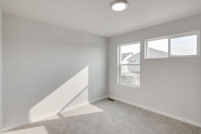 Building Photo - Beautiful, Modern 2 Bedroom Cottage Availa...