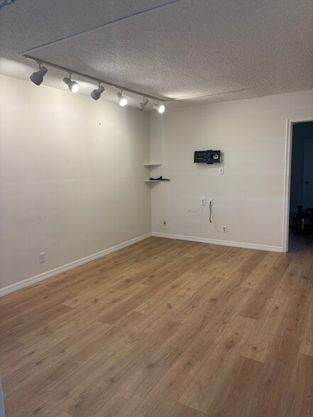 Building Photo - 305 E Ocean Ave