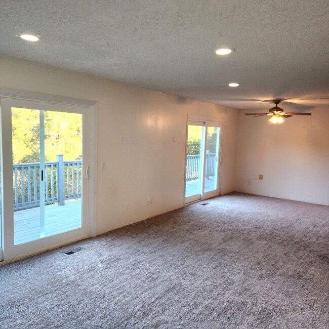 Building Photo - Spacious 2 bedroom upstairs with exterior ...